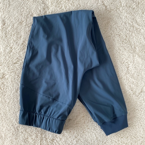 ❤️ Lululemon On the Fly Jogger Size 4 Blue NWOT - Picture 2 of 11